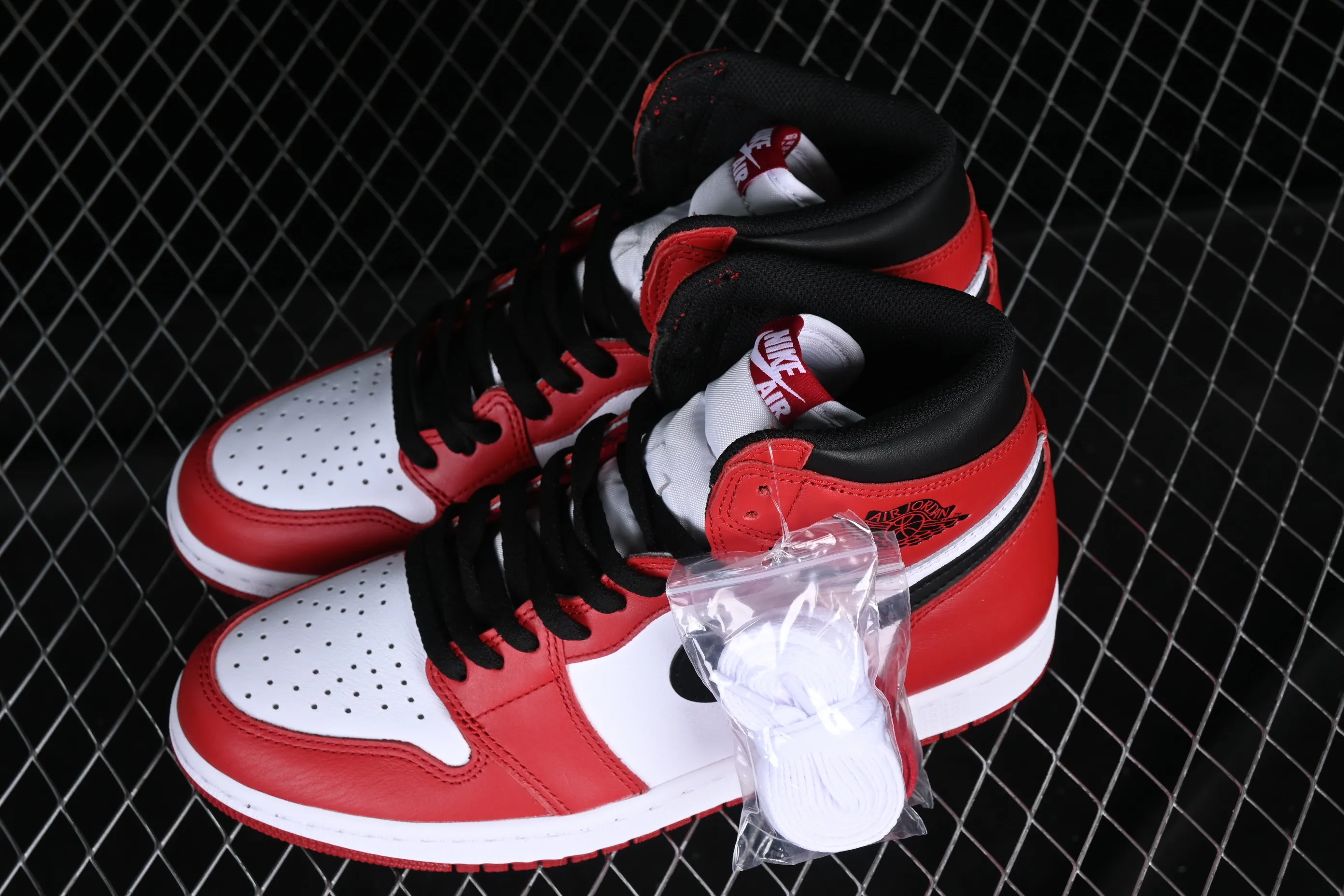 All categories Air Jordan Jordan series basketball shoes Air Jordan 1 High LJR version Air Jordan 1 OG "Chicago" AJ1 Joe 1 Chicago Bulls original color basketball shoes 555088-101